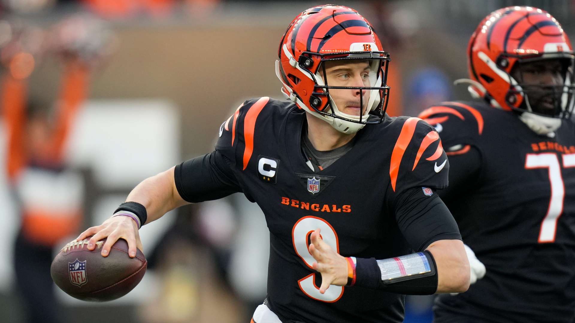 Bengals' Joe Burrow shows off diamond-covered chain after win